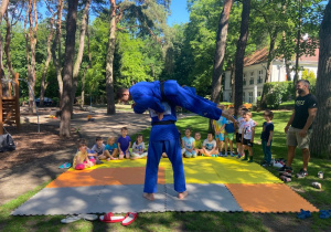 Dzieci oglądają pokaz instruktorów judo